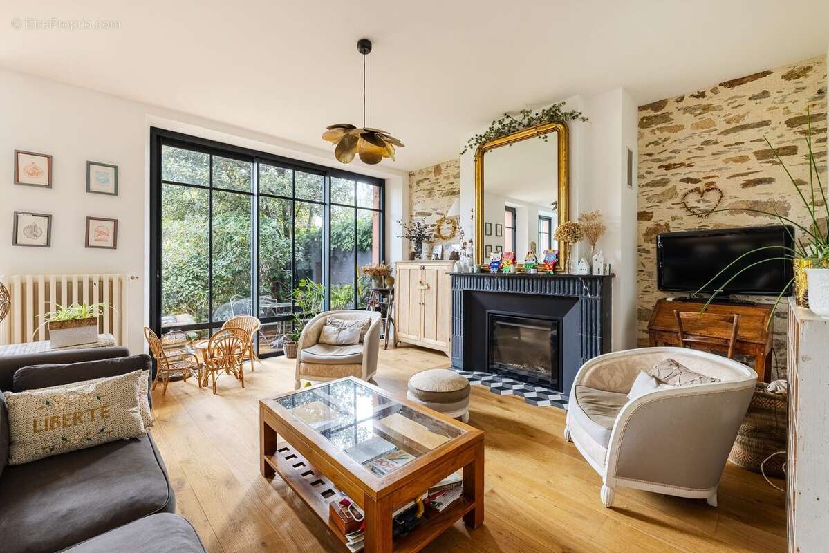 Le salon avec sa cheminée - Maison à NANTES