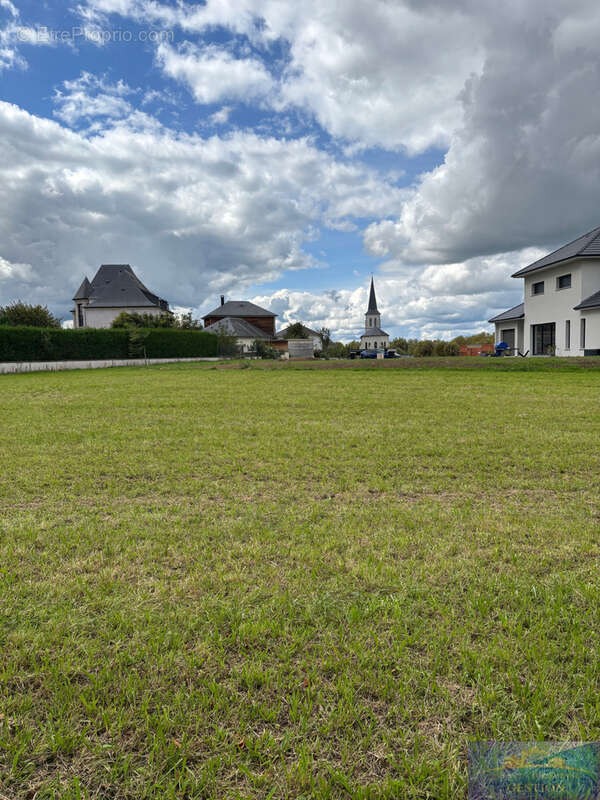 Terrain à NAY