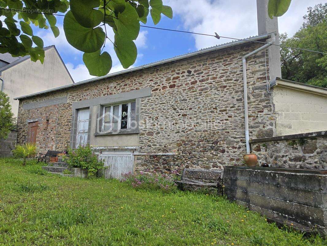 Maison à MONTSURS