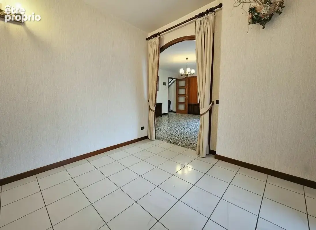 Maison de village à rénover avec garage et petit extérieur - photo 8