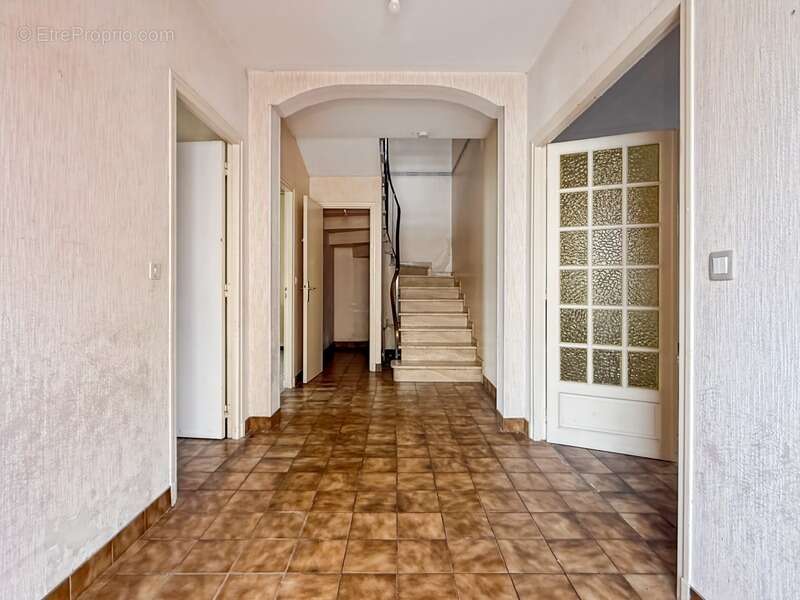 MAISON DE VILLE avec 2 garages et jardin - photo 2