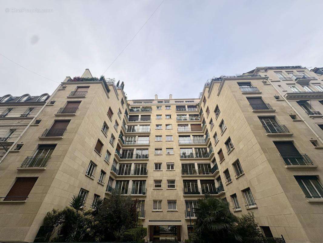 Appartement à PARIS-16E
