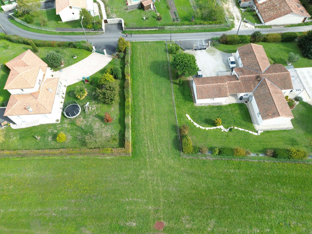 Terrain à BARBEZIEUX-SAINT-HILAIRE