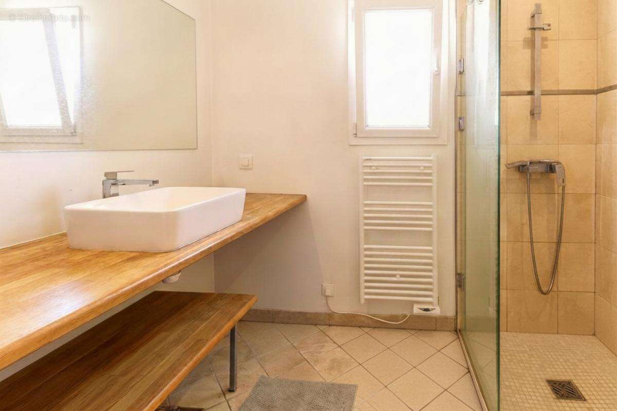 Maison de caractère de 175 m² avec appartement indépendant, jardin, jacuzzi et garage – carros village - photo 16