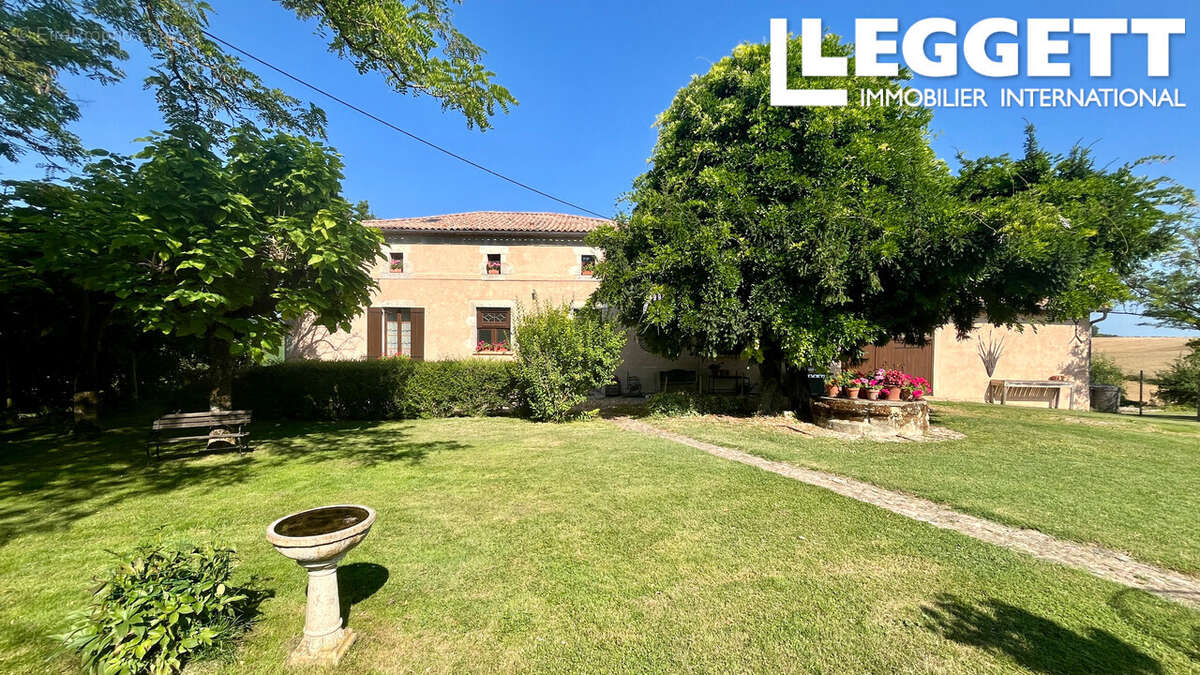 Une élégante maison de campagne de 4 chambres avec vue panoramique et piscine dans un endroit paisible - photo 2