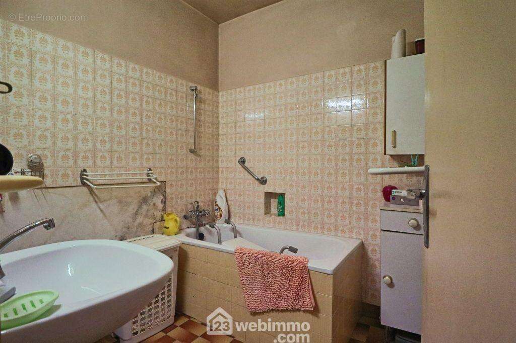 Une salle d'eau, un WC, - Maison à POITIERS