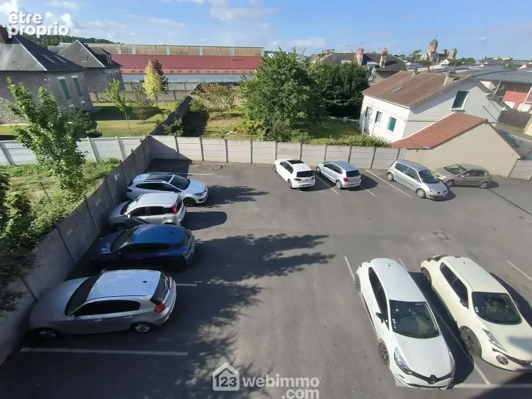 Une place de parking privative et une cave viennent compléter ce bien