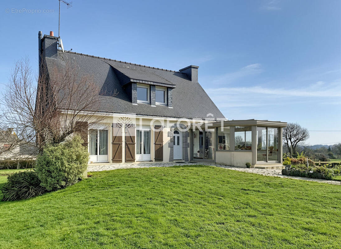 Maison à SAINT-JACUT-LES-PINS