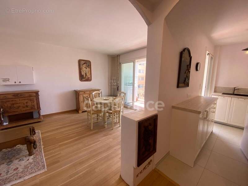 Appartement à vendre 2 pièces HYERES (83) - Port de Hyères - Parking - Terrasses - Cave - photo 6