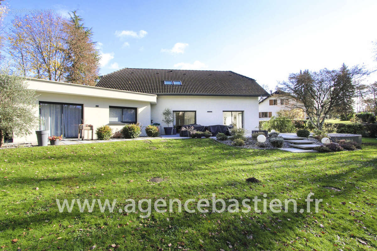 Maison à SAINT-GENIS-POUILLY