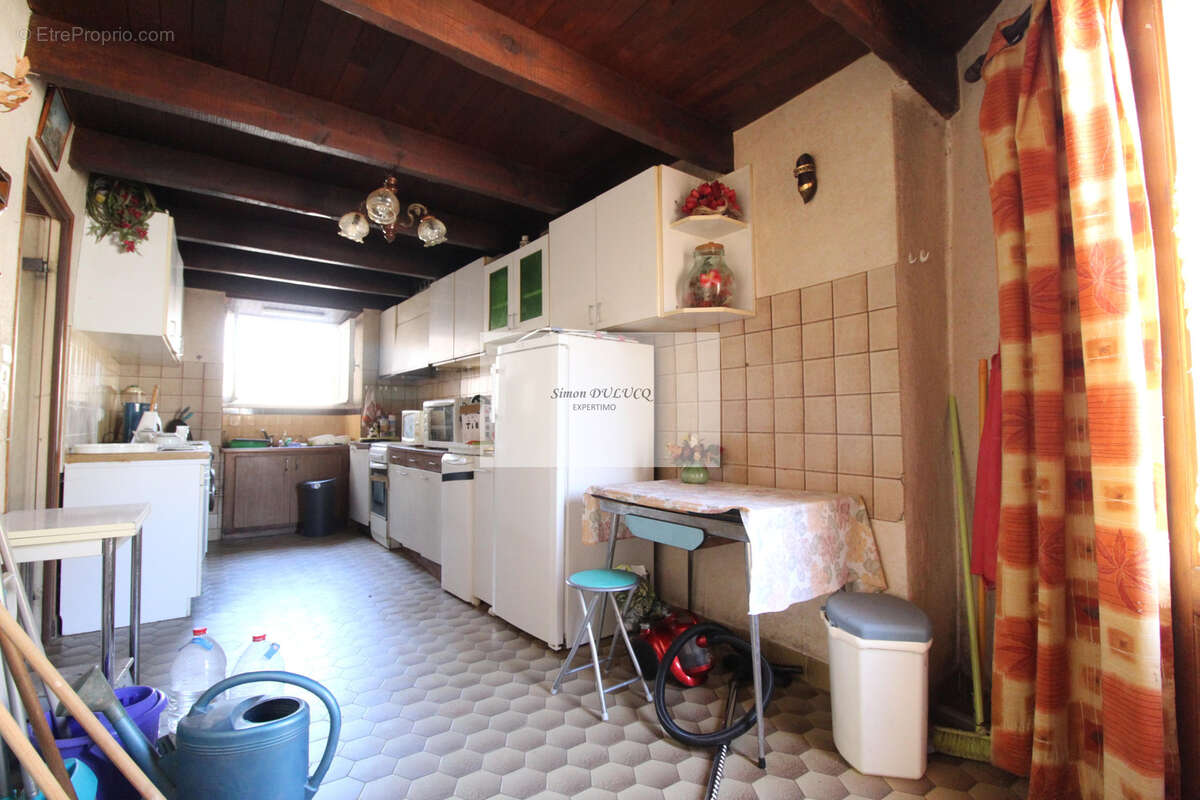 Grande propriété de 235 m2 à rénover   Terrain de plus de 1 500 m2, avec dépendances - photo 8