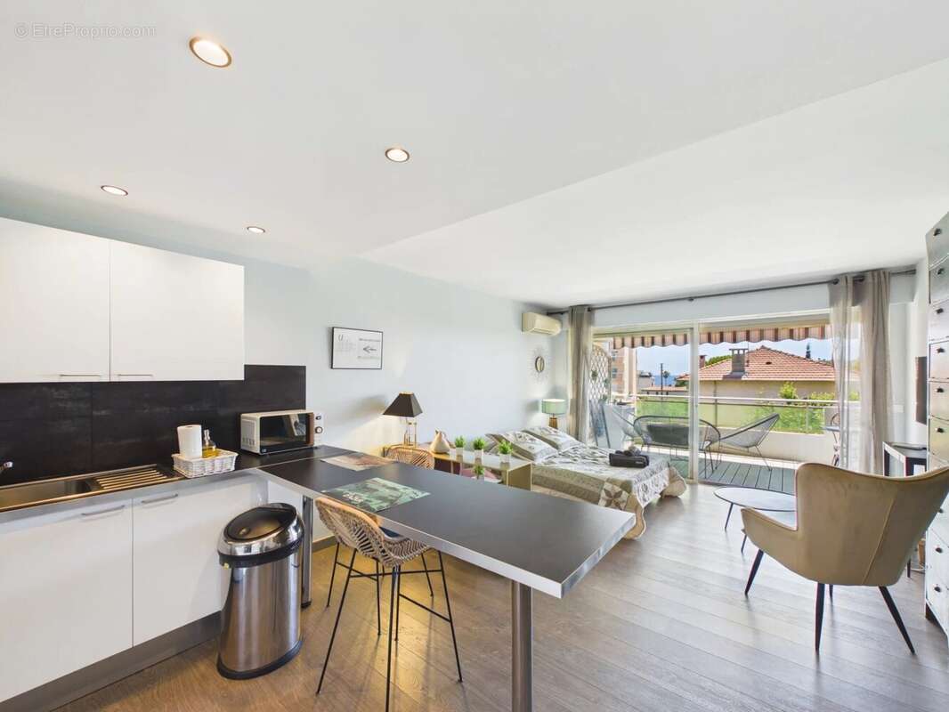 Juan-les-pins bijou plage – studio rénové de 32 m² avec terrasse, parking et cave - photo 2