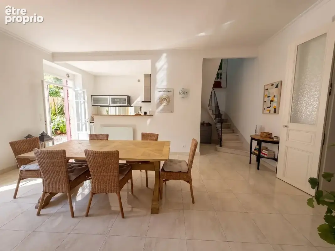 Cur de ville  Duplex de caractère avec terrasse et garage. - photo 2