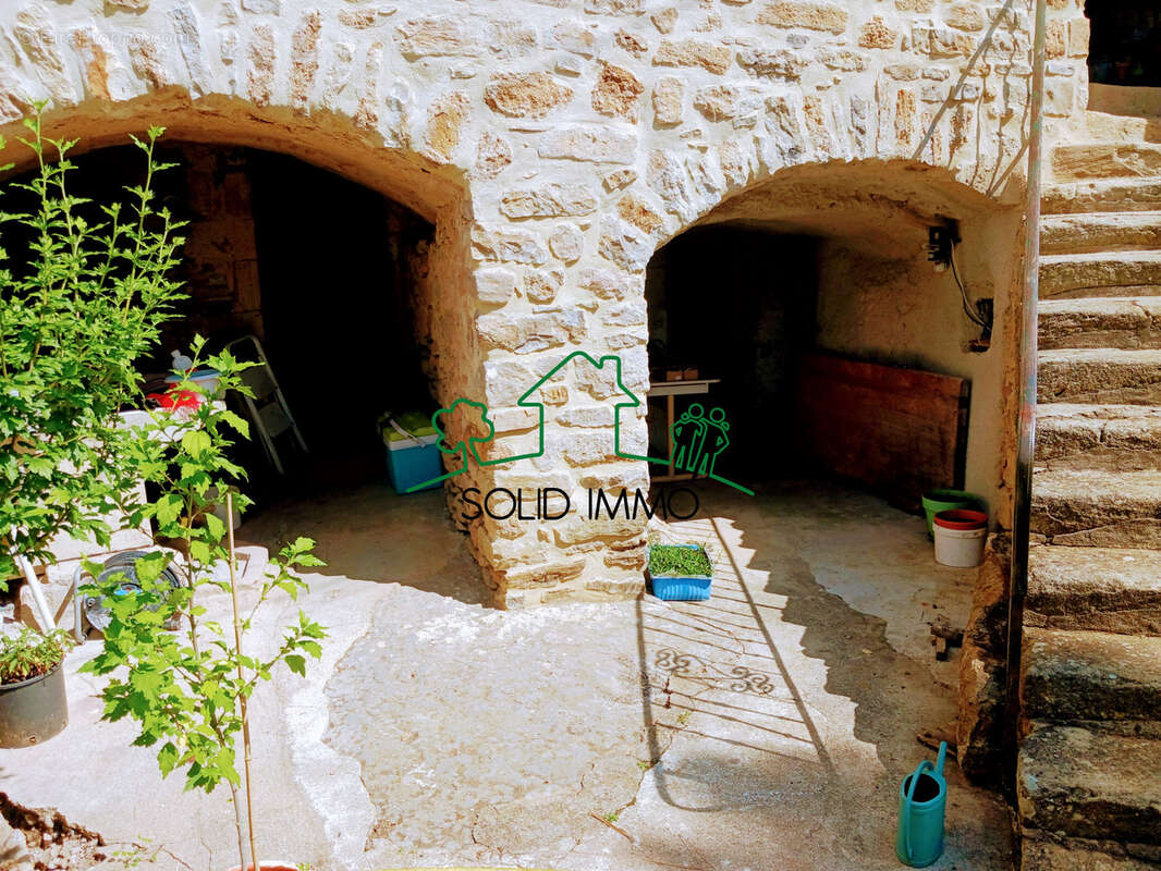 Maison à SAINT-ETIENNE-DE-FONTBELLON