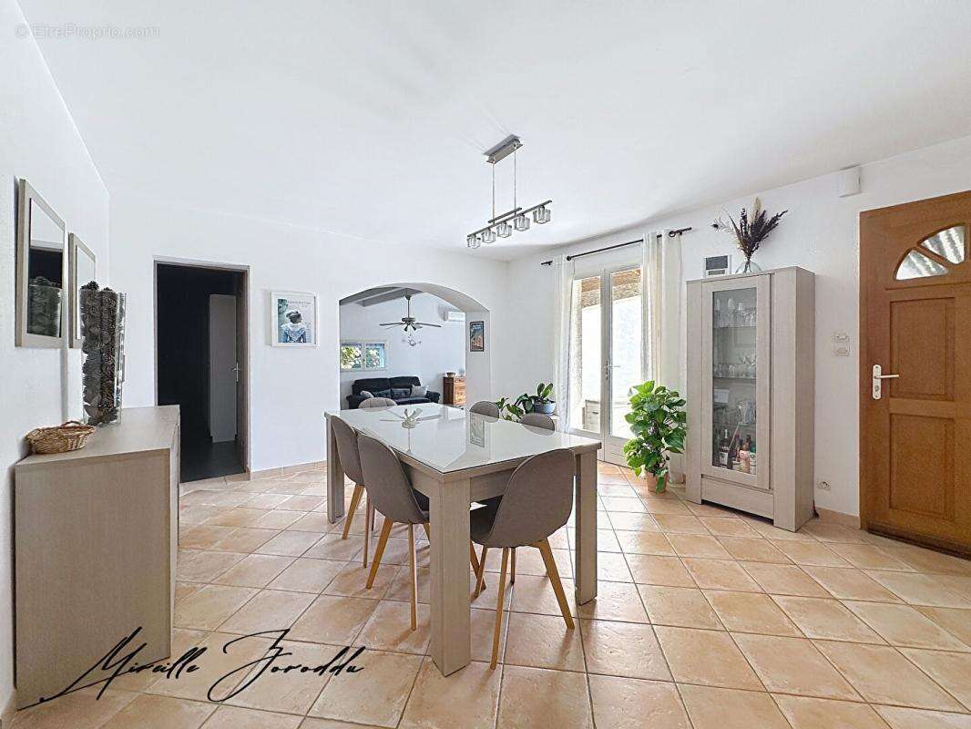 Maison à JONQUIERES-SAINT-VINCENT