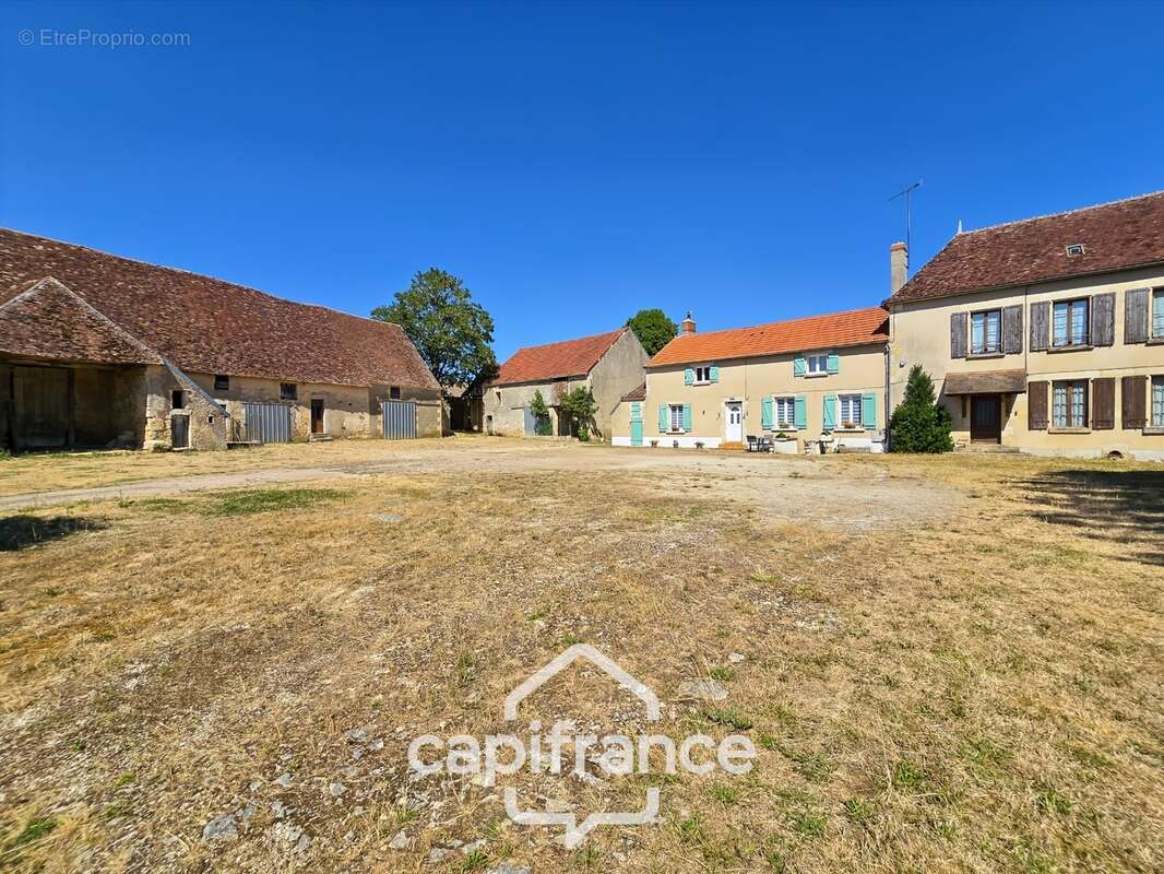 PERROY (58) - Ancien corps de ferme - 2 habitations - 750 m² de dépendances - Terrain 1,13 ha - photo 2