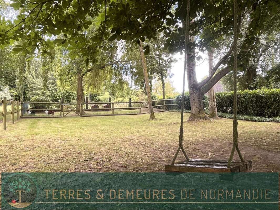 Proche des commerces, au calme, belle propriété tout confort sur un jardin de 3995m² - photo 2