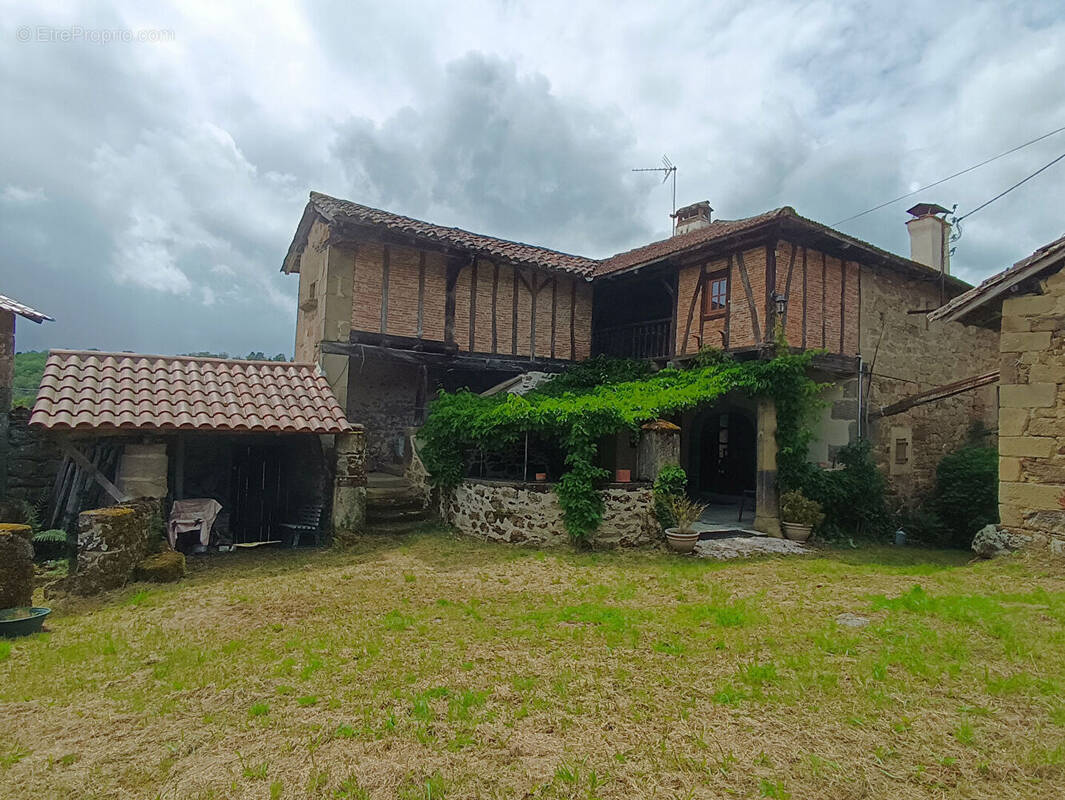 Maison à VIAZAC