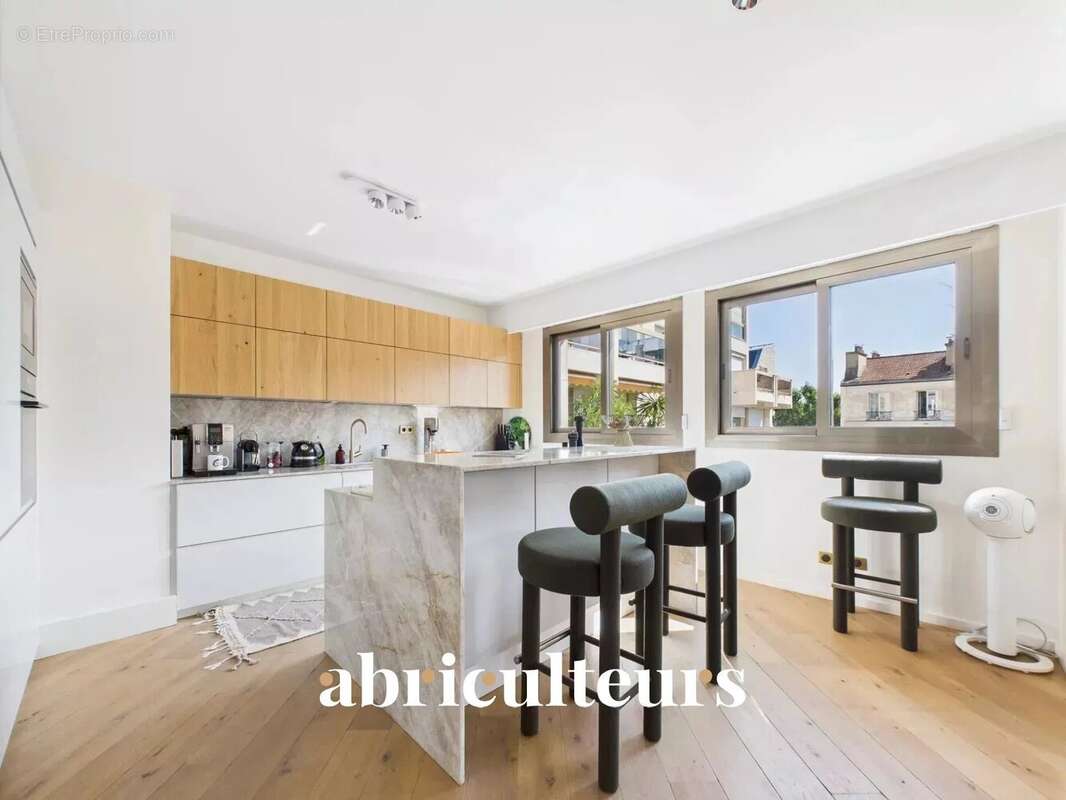 Appartement à PARIS-16E