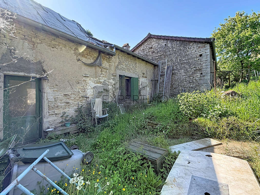 Maison à OZENAY