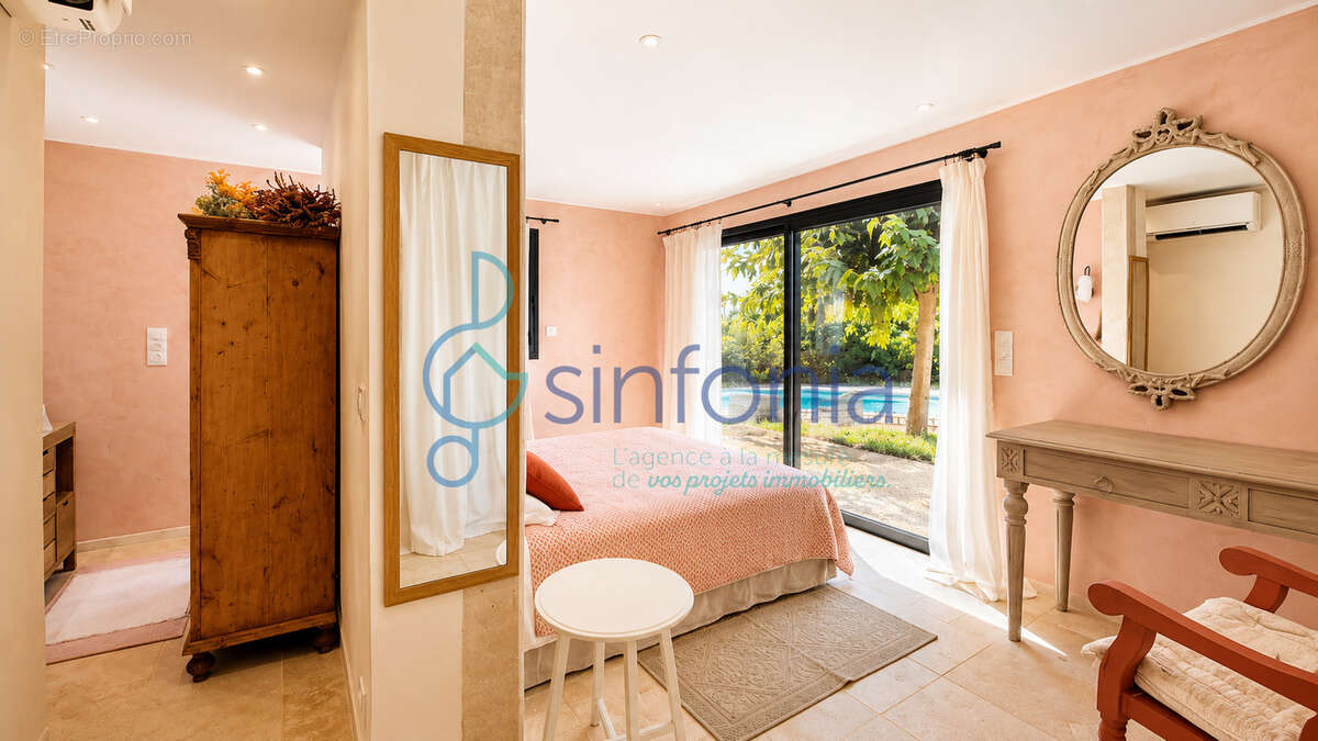 À seulement 7 km d'Uzès, une propriété d'architecte où l'élégance rencontre l'art de vivre. - photo 9