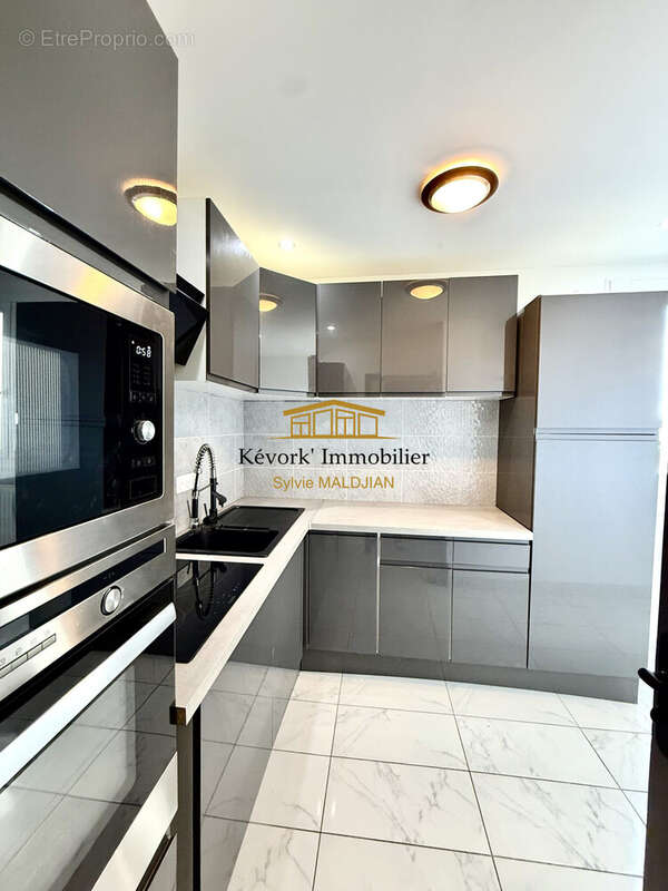 cuisine équipée  - Appartement à GUILHERAND-GRANGES