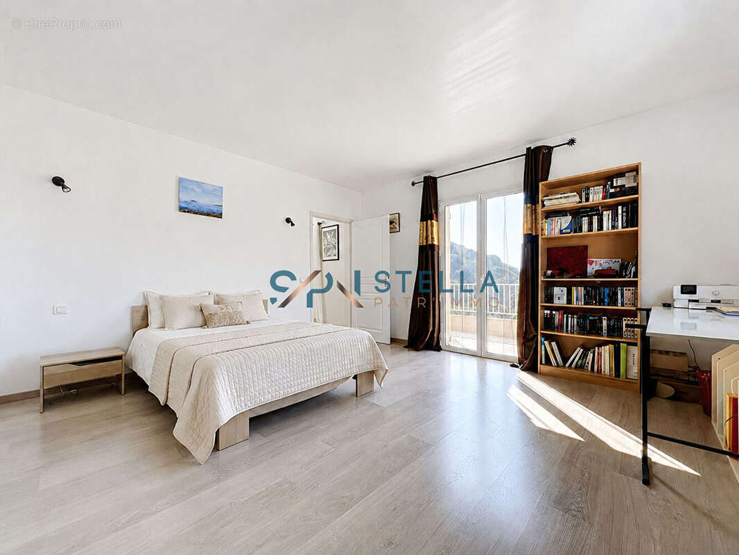 Propriété vue mer panoramique - 270 m² habitables et plus de 3 000 m² de terrain : une propriété rare à Calcatoggio - photo 8