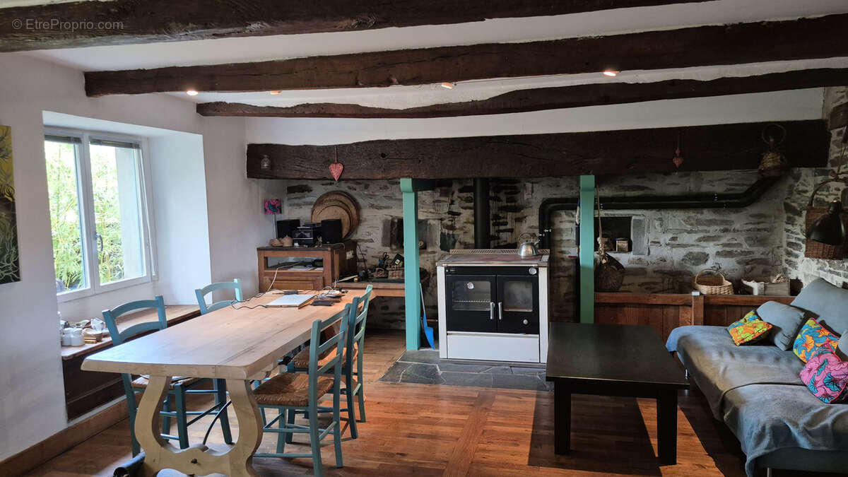 Maison à LACROIX-BARREZ