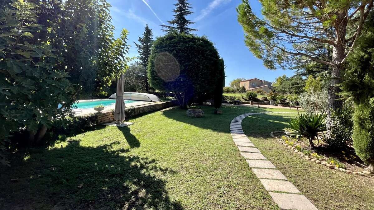 Maison à ENTRAIGUES-SUR-LA-SORGUE