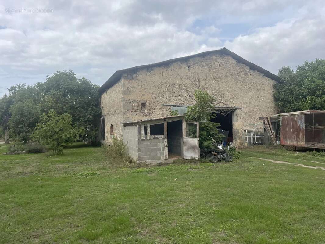 Propriete en pierre avec un batiment de 550 m2 avec terrain - photo 10