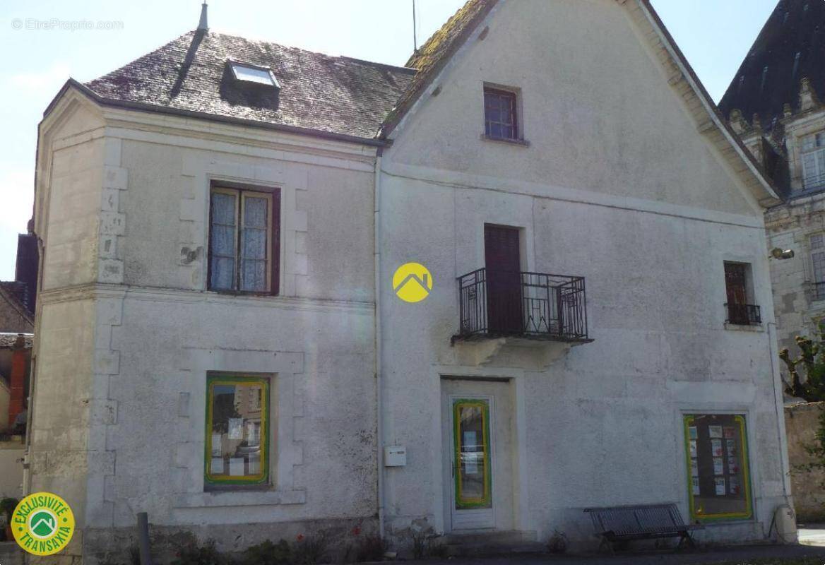 Maison à AZAY-LE-FERRON