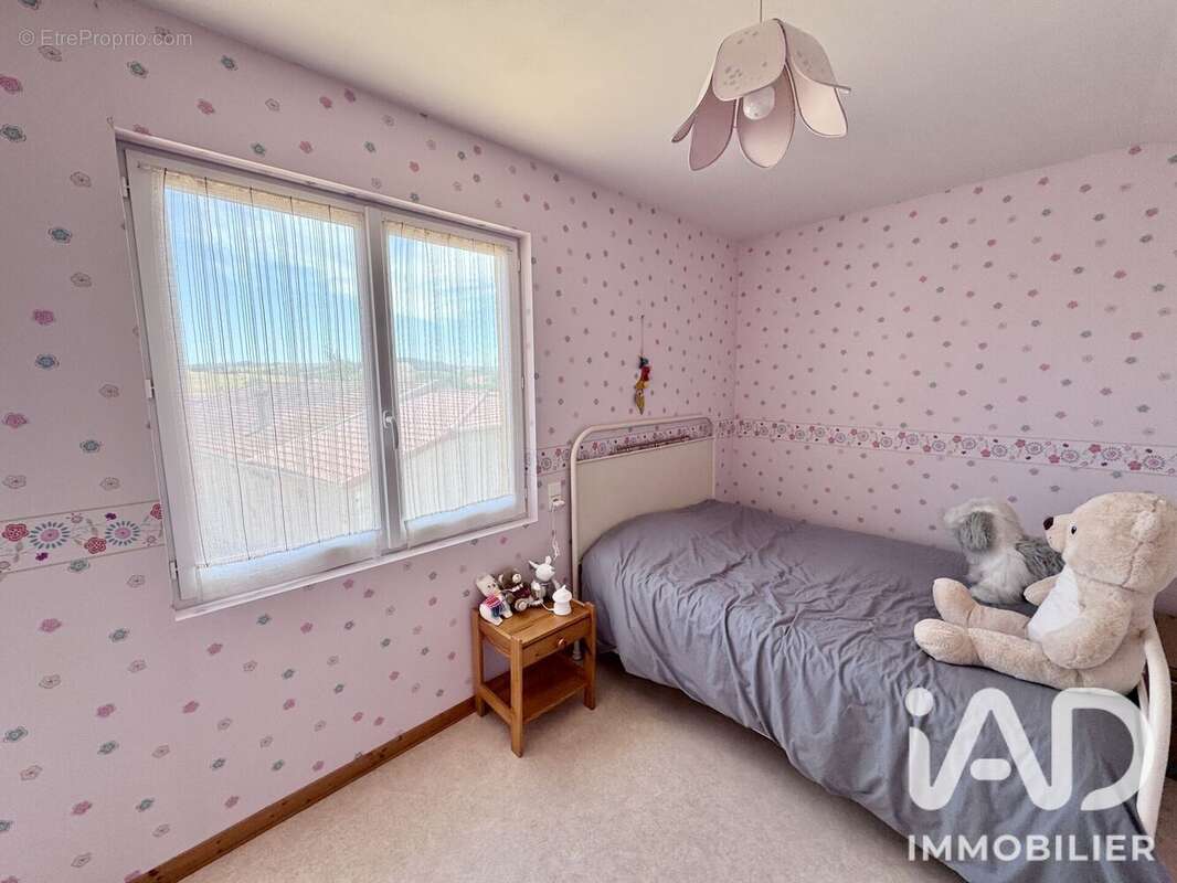 Maison 90 m² à Virigneux  - photo 8