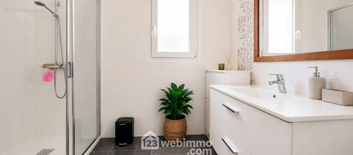 Salle d'eau avec WC indépendant RDC