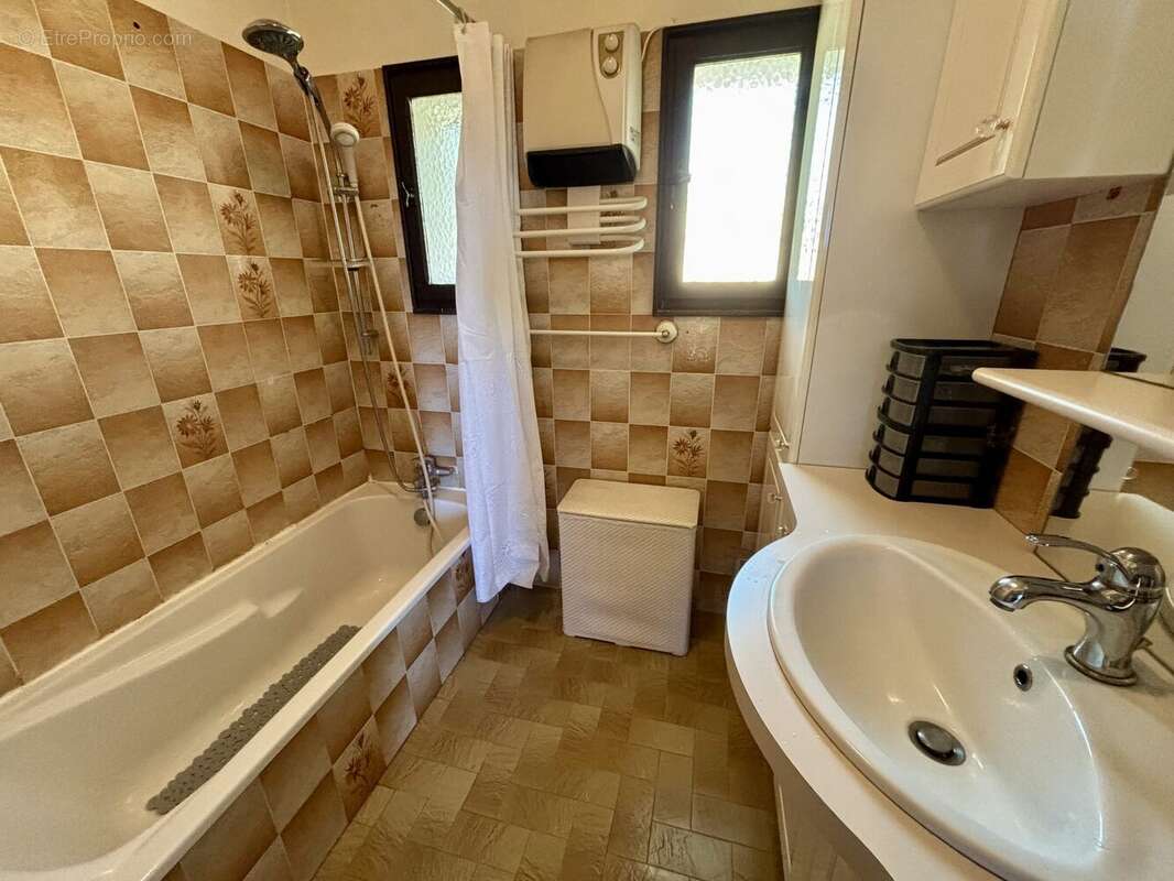 Salle de bain appartement 1 ( étage) - Maison à SIX-FOURS-LES-PLAGES