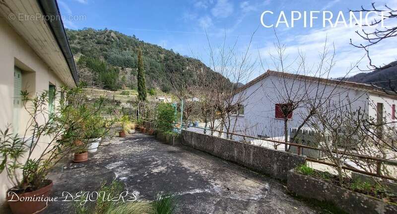 Maison à SAINT-SAUVEUR-DE-MONTAGUT