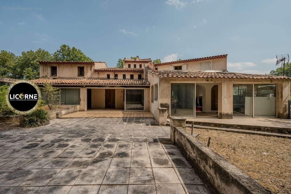 Maison 523 m² à Meyrargues  - photo 2