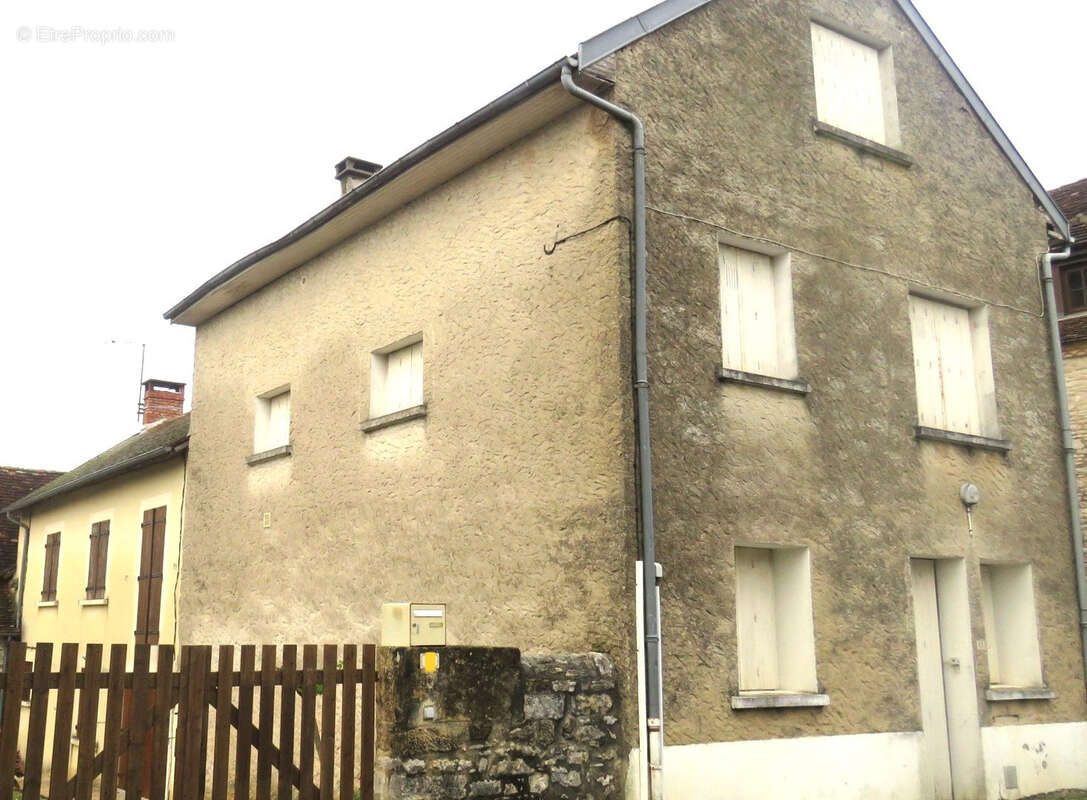 Ensemble immobilier de 2 maisons (en pierres et mitoyennes) avec une grange (en pierres) Secteur SAINT RAPHAEL - photo 2