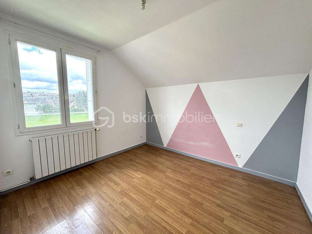 Maison familiale lumineuse à Viry-Châtillon : espace et confort au rendez-vous - photo 8