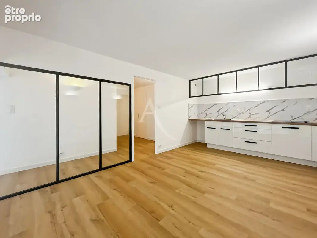 Appartement atypique de 86 m² avec terrasse plein sud en centre-ville de Challans - photo 1