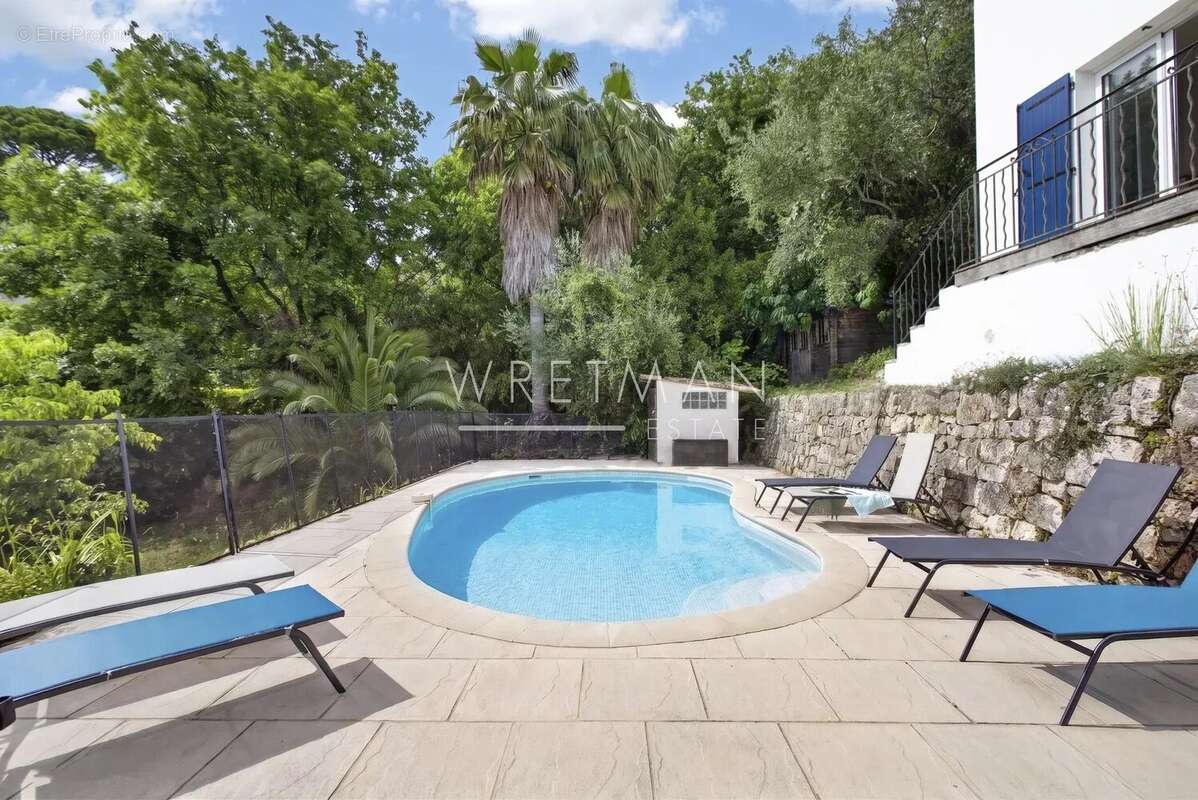 Maison à CHATEAUNEUF-GRASSE