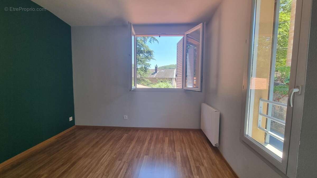 T3 en dernier étage avec terrasse et garage ! - photo 4