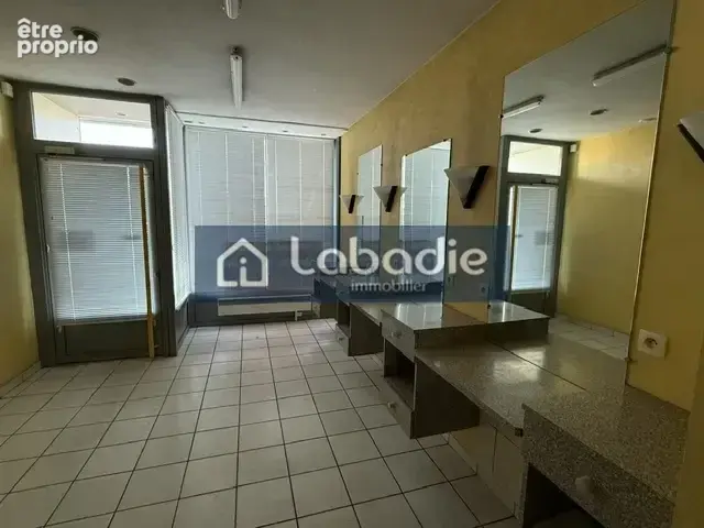 EXCLUSIVITE A VIRE, secteur hôpital, murs commerciaux. - photo 9