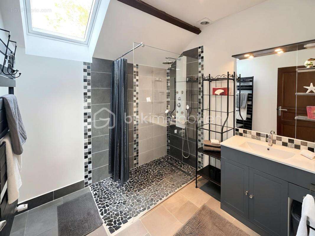 Commerce à FONTENAY-LES-BRIIS