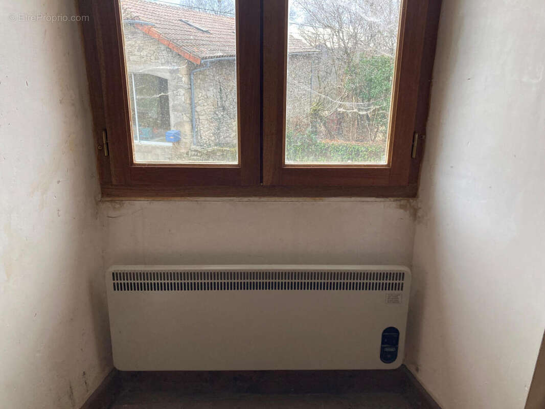 fenetre radiateur - Maison à LATRONQUIERE