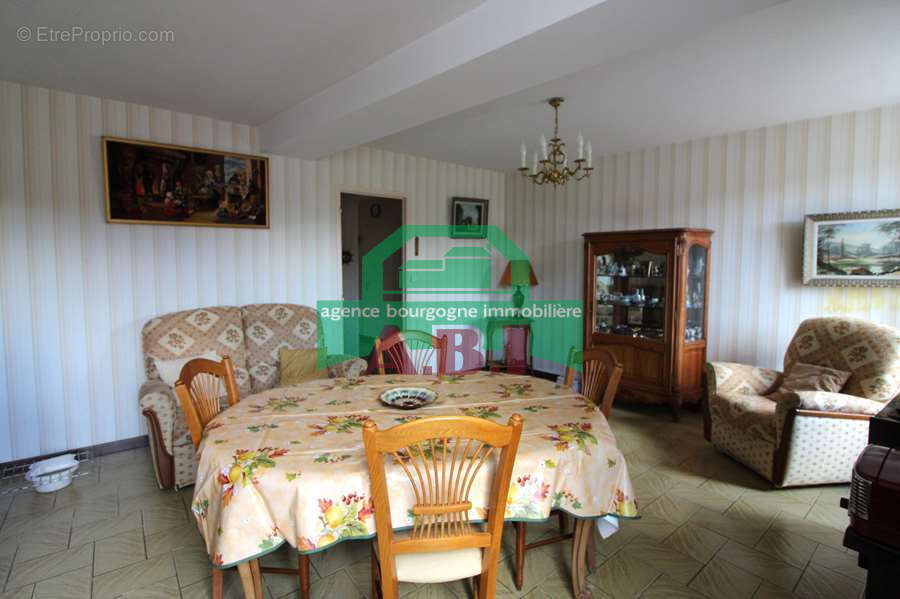58,  Maison habitable de suite à rafraichir au gout du jour - de plain-pied sur 2345m2 de terrain. - photo 5