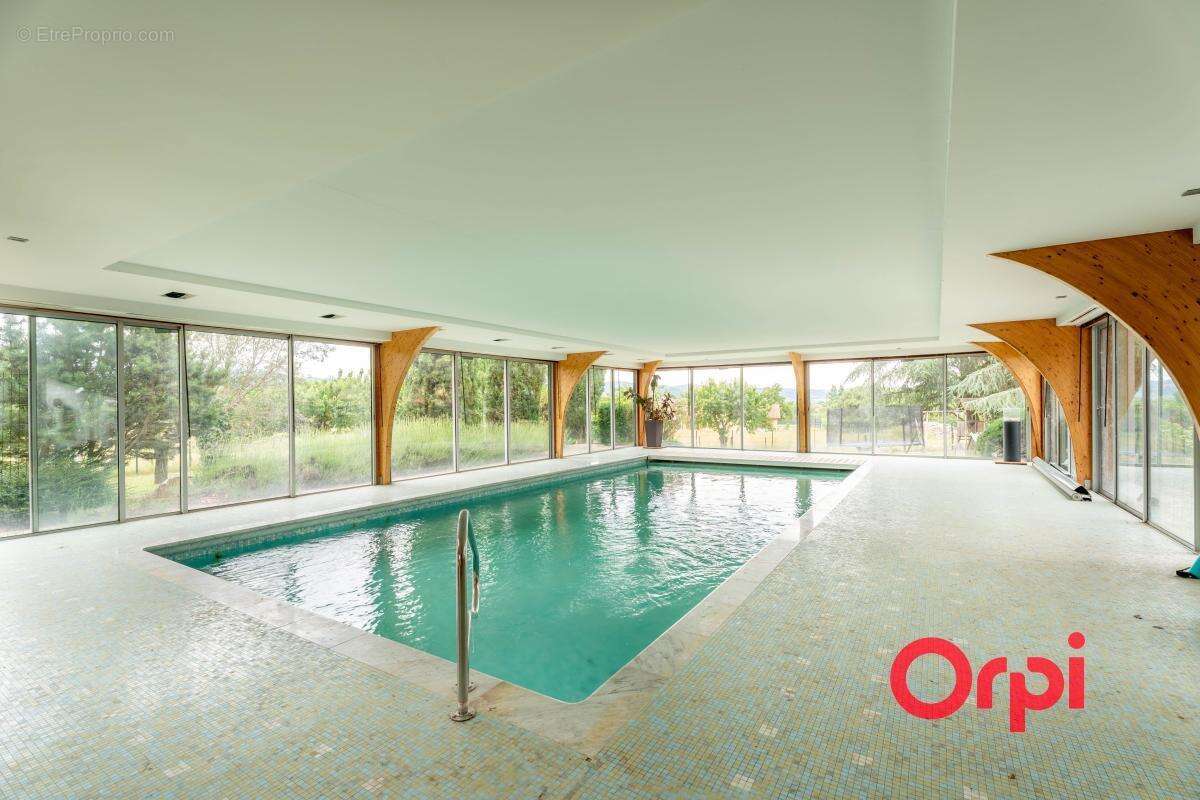 Superbe maison familiale - 4 chambres - grand terrain - piscine intérieure et hammam - garages - photo 9