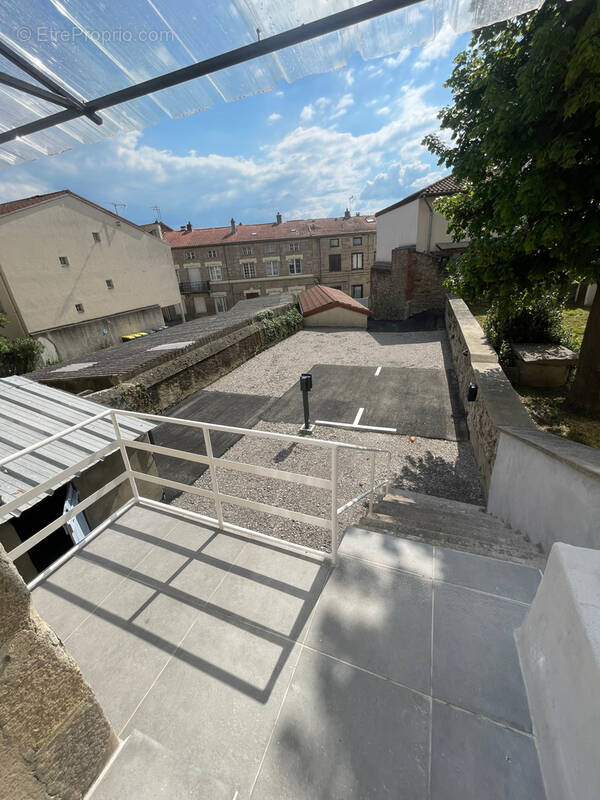 Parking à SAINT-GENEST-LERPT