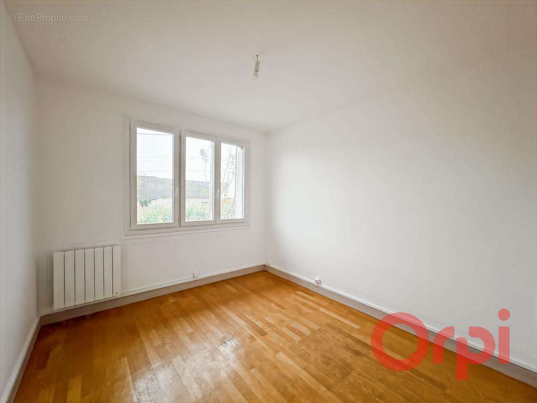 Maison à AINAY-LE-CHATEAU