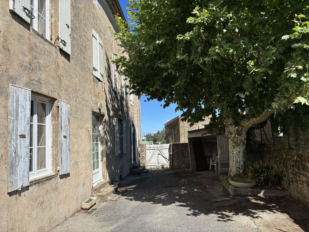 Ancienne école de village avec terrasse   Saint-Romain-d'Ay - photo 4