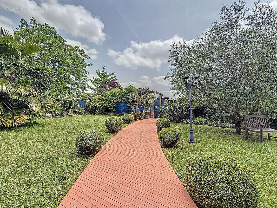 Maison à CONDE-SAINTE-LIBIAIRE